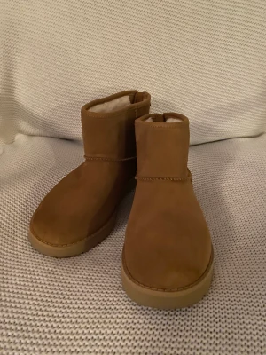 Oanvändba UGGs st 38 - UGGs, oanvända. Storlek 38  Nypris 2000kr Pris går att diskutera 