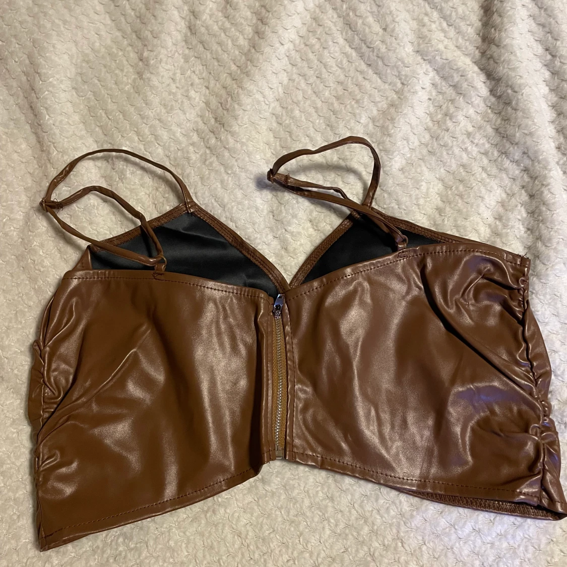 Brun lädertopp med snurr i framsidan  - 91