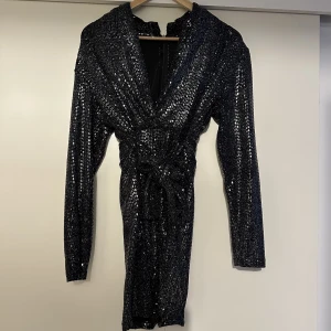 Glittrig Jumpsuit - Glittrig jumpsuit, storlek M