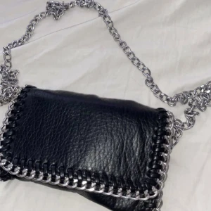 Tiamo väska - Liten tiamo väska använd några gånger men i bra skick. Nypris: 450kr