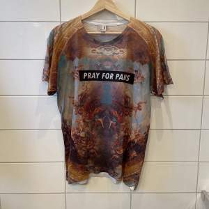T-shirt med fullprint från Pray For Paris  Stl M