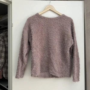 Stickad tröja - Rosa stickad gosig långärmad tröja strl. M. I gott skick. Samfraktar gärna! Kolla in mina andra annonser om det finns något av intresse!