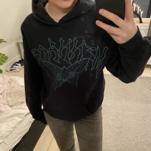 Svart hoodie  - Säljer denna coola hoodien i storlek XS 