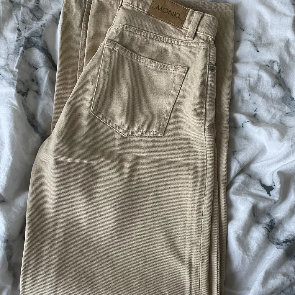 Ett par beige vida jeans från monki i strl 27. Säljer då dem inte längre passar mig. Är bra i längden för mig som är 1,69m lång. Säljer för 120kr! Hör av er vid frågor👍💞. Jeans & Byxor.