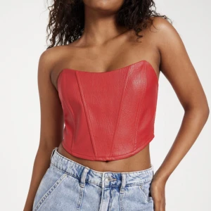 Topp nelly - Hej, säljer min oanvända skinntopp från Nelly. Tror tillomed lappen är kvar. 