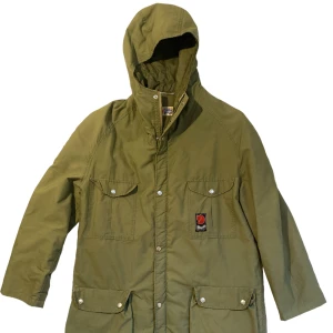 Fjällräven parka Vintage - Märke: Fjällräven Modell: Parka Storlek: 56/58 Färg: Olivgrön/militärgrön Skick: Använd Information: Vintage https://www.tradera.com/item/1000695/576432307/fjallraven-parka-vintage