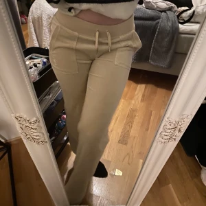 Juicy byxor - Juicy byxor i färge Warm toupe, haft ganska länge men inga tecken på användning💕Skriv vid intresse eller för fler bilder