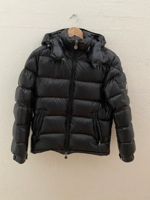 Moncler maya vinterjacka  - Förbered dig för vintern med en av de mest ikoniska vinterjackorna! Mycket sparsamt använt och i helt och i hållet nyskick. Köpt av mig från Farfetch för 2 år sedan. Passar inte priset ett du vill ha fler bilder hojta gärna till!