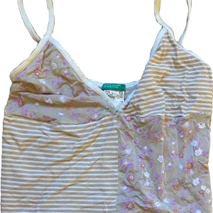 Y2k / vintage linne  - Jättegulligt vintage linne i mesh, köpt från humana för ett år sedan. Det står ONESIZE men skulle uppskatta mellan xs-s. Jag har S och det sitter tight men inte pressat på mig. 