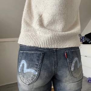 Säljer ett par jättefina y2k Evisu jeans pga d inte är mina stil längre.💗 Priset är så lågt för att jag inte vet om de är äkta eller inte då de är köpta här på plick. Skriv gärna vid fler frågor!💗