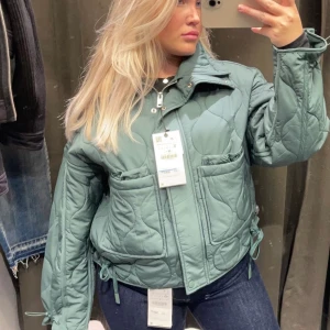 Zara jacka  - Grön zara jacka, använd fåtal gånger. Strl S. En perfekt tunnare jacka. Köpare står för frakt! 