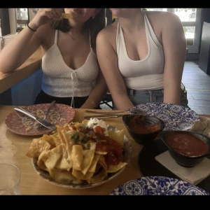 Linne - Säljer linnet till vänster. Fint skick. Frakt tillkommer.