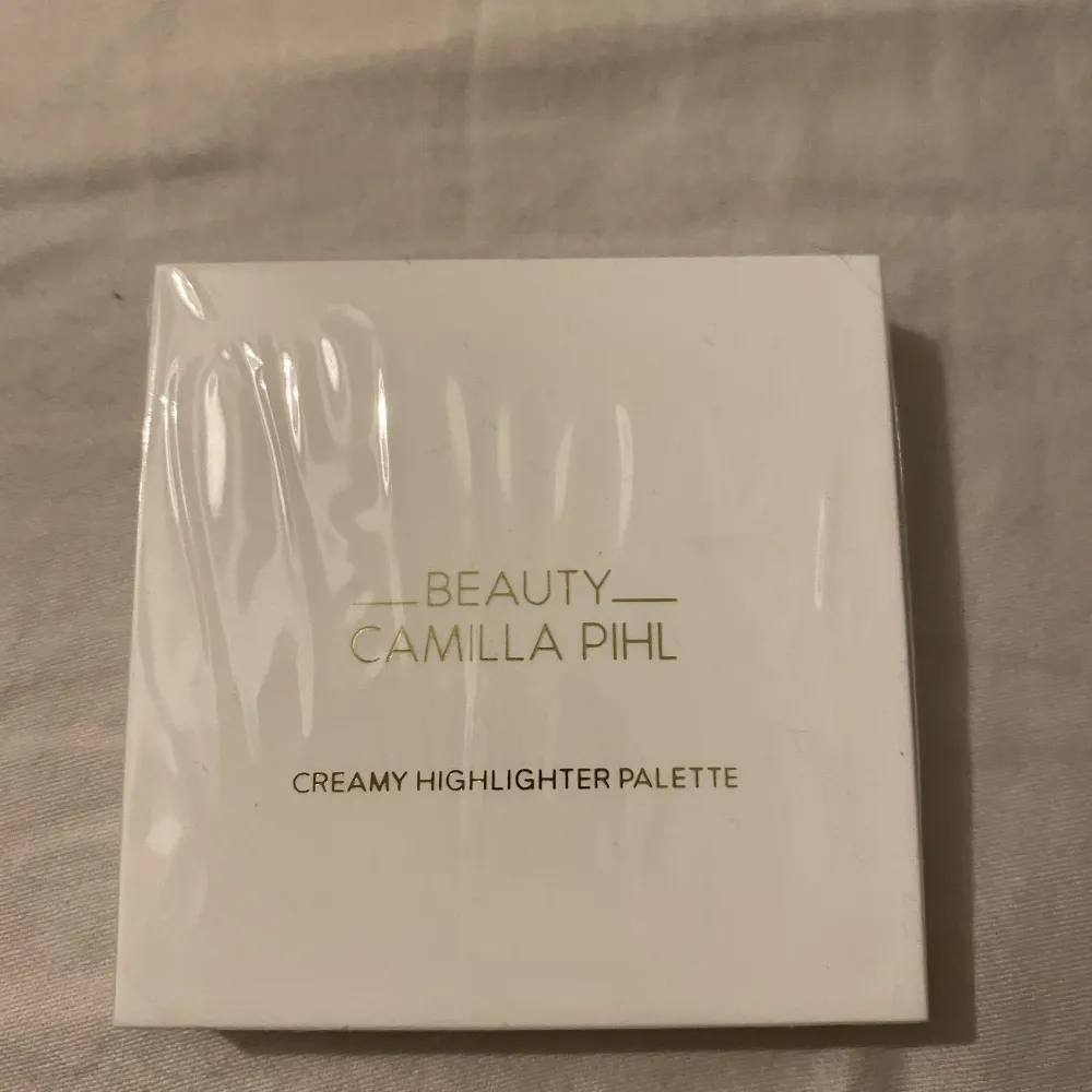 Helt ny cream highlight palett från Camilla Phil som jag fick i lyko julkalender. Nypris ca 200kr. Accessoarer.