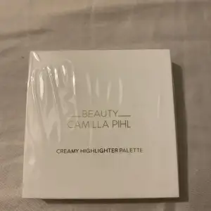 Helt ny cream highlight palett från Camilla Phil som jag fick i lyko julkalender. Nypris ca 200kr