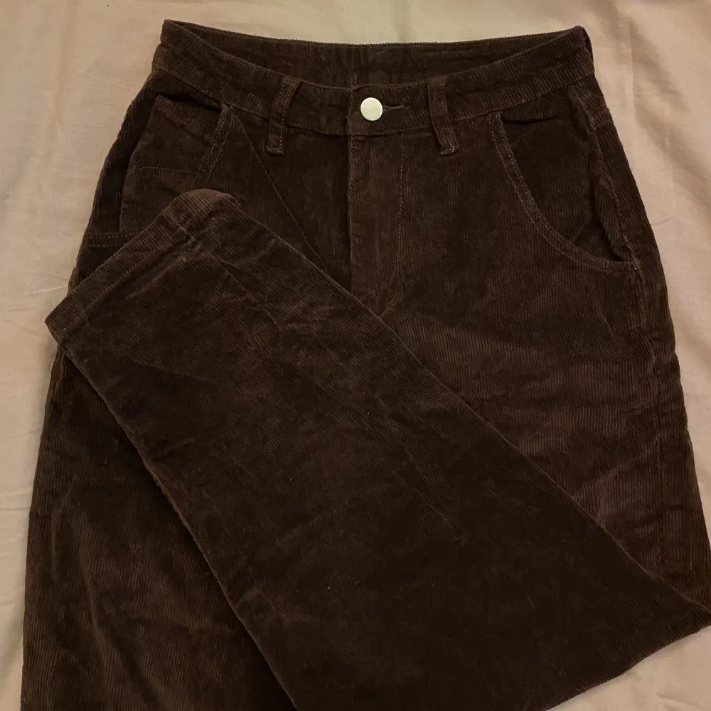 mörkbruna corduroy byxor från shein i bra skick💛 svårt att få med tyget bra på bild, det ser mer jämnt ut irl🫶. Jeans & Byxor.