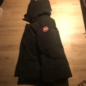 Canada goose parka  - Denne medium storlek ser bra ut köpt för 10,000 kr endaste felet är litet hål i en av fickorna,  garanterat äkta, skriv för mer bilder