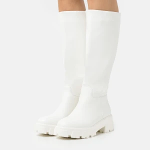 VITA STÖVLAR - Raid London - Säljer mina helt nya stövlar (endast provat dem) i fejkat skinn då de aldrig kommit till användning. UNypris är 729kr. Storleken är 40, men de är väldigt små i storleken, hemsidan rekommenderade att gå upp minst 1 storlek!😊