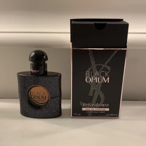 Black Opium - Har hört mycket bra om den🤍Helt ny, endast testad och säljer då jag fick i julklapp men den inte riktigt passar mig. Den kostar 670kr på kicks