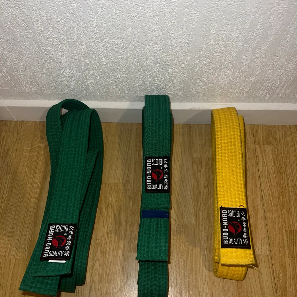 Taekwondo bälten, har tyvär inte vita bältet däremot finns det gul, grön och grön me blå streck. Säljer 70kr st. Övrigt.