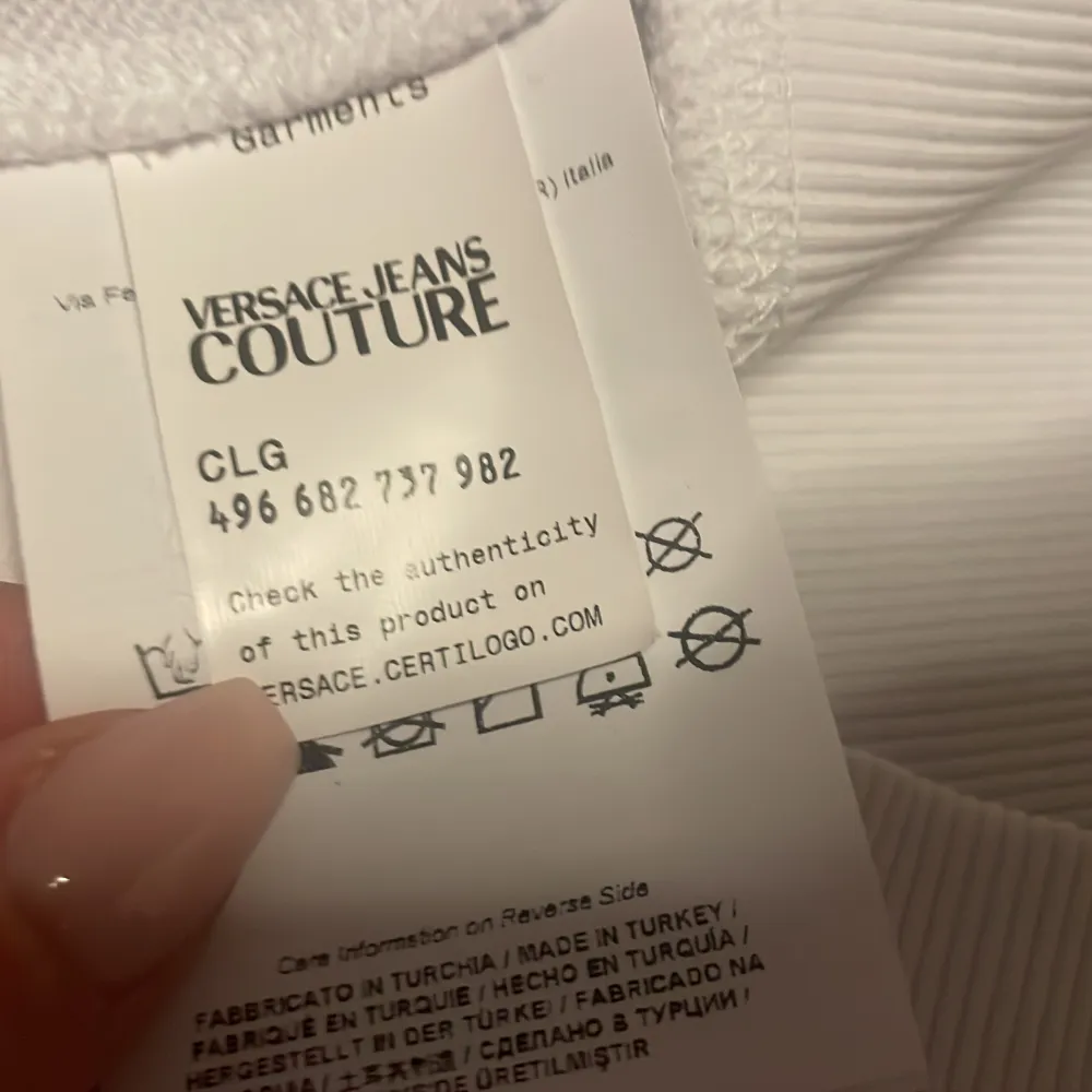 Versace couture jeans tröja i large använd 1 gång köpt för 2499kr. Tröjor & Koftor.