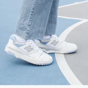 NEW BALANCE 550  - Säljer dessa helt oanvända skor från New Balance. Strlk 37.5 Säljer pga hann inte lämna tillbaks dem. Har orginalkvitto samt boxen kvar. Buda i kommentarerna! 