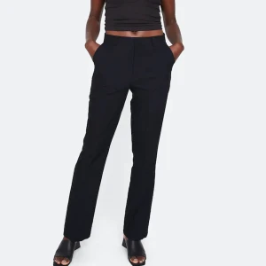 Bikbok Kostymbyxor  - Kostymbyxor med midwaist, ben med pressveck och lätt utsvängda nedtill. Sparsamt använda. Nypris: 399kr. 