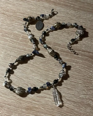Kristallhalsband  - Halsband med bla kristallerna bergskristall och sodalit, antiksilver och glaspärlor!