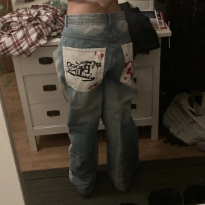 Baggy Jeans - Oversized baggy jeans med ascoolt tryck köpta i Danmark. jag är även gjort att man kan dra åt dem i midjan med ett snöre (går att ta bort)