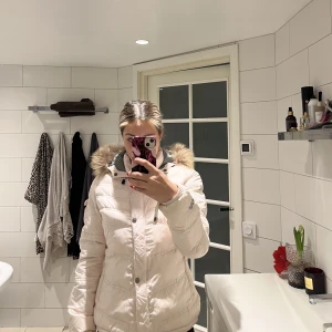 Ljusrosa vinterjacka - Skitsnygg ljusrosa vinterjacka med äkta päls! Köpt av märket mountain works. Perfekt nu till vintern med en snygg och varm jacka💞