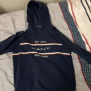 Blå GANT hoodie  - Blå Gant hoodie som jag inte använder Storlek: smal 