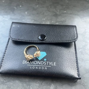 Ring  - Super gullig ring med lejon på. Aldrig använd då den inte riktigt är min stil. ❤️ för fler bilder och frågor skriv privat.