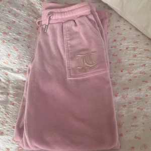 Jätte fina juicy byxor ❤️ - Har haft dom ett bar gånger och är i jätte bra  skik! 