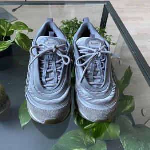Nike air max 97 - Lite slitna på insidan av fötterna, se sista bilden :)