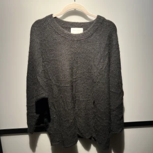 Stickad tröja - Svart stickad tröja från Part Two. Den är lite kortare i amarna. Väldigt skönt mtrl, säljer då den inte kommer till användning. Strl S men passar XS-M.