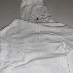 Dondup tröja  - Dondup tröja vit  Storlek M  Skick 9/10  Knappt använd  Nypris 2800kr 