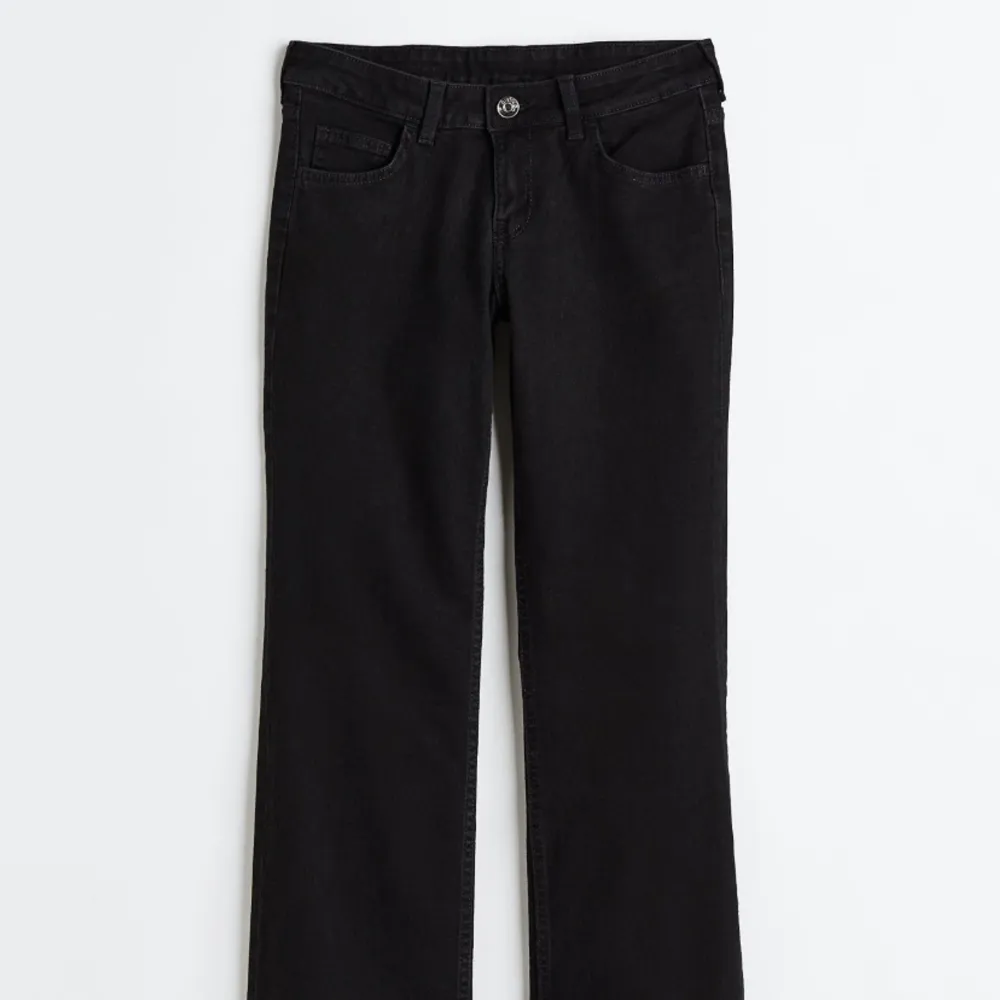 Lågmidjade bootcut jeans från H&M. Använda ca 3 gånger. Säljer då de blivit för små för mig😊. Jeans & Byxor.
