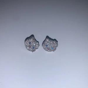 örhängen  - säljer dessa söta hello kitty örhängen som var mina när jag var liten, vet inte om dom är äkta silver men kan kolla upp det om det önskas! 💗