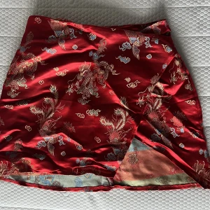 Supersnygg och trendig röd kjol! ⚡️ - Supersnygg och trendig röd kjol! Älskar men säljer pga inte kommer till användning⚡️✨