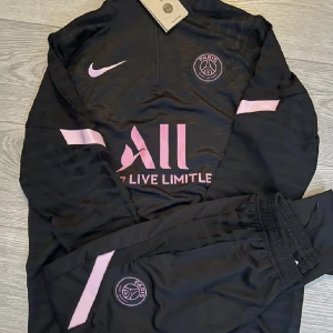 Psg dress - Säljer min nya psg dress värd 900 bra skick kan byta ut mot juciy elr ngt annat som är värd det 
