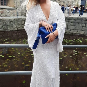 Balklänning  - Säljer denna super fina klänning som endast är använd en gång under min bal😍är i storlek 38 & insikt skick. Köpt för 2859kr 