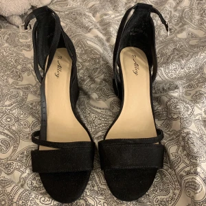 Klackar  - Säljer ett par svarta och rosa klackar som har andvänts Max 2 gånger 💕 170kr per sko