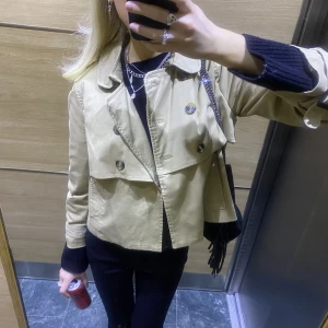 Kort trenchcoat  - Sååå sjukt snygg kort trenchcoat från h&m som aldrig riktigt kommit till användning tyvärr, står att det är storlek 40 men skulle mer säga att den är som en 36❤️❤️