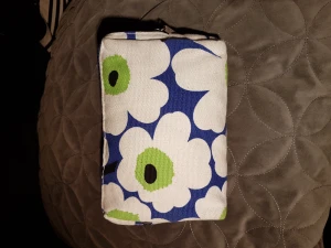 Marimekko Necessär / Liten Väska  - Oanvänd necessär med en av Marimekkos klassiska stora blommönster i blått och vitt. Nysckick, som ny.