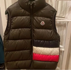 Moncler  - Hej jag säljer en moncler väst som var för liten den är andvänd några gånger med inga håll i ett riktigt bra skick. Ny pris på västen är 7000. Skriv om ni vill ha mer information och priset kan diskuteras 