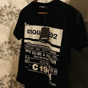 Dsquared2 t-shirt  - Den är i storlek S men den passar även er som har M.