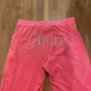 Juicy couture - Säljer mina Judith då dom inte kommer till användning. Knappt använda, nästan helt nya.👍Storlek L men sitter som en M. Dom är äkta!💗