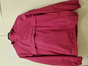 Canada Snow vinterjacka  - Canada Snow vinterjacka. Srl S Endast provad hemma.  Nypris 1300 kr. Mössan är också ny och kostdae 399 kr.  Mössan medföjer vid snabb affär för satta priset 800 kr. 