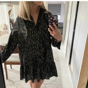 Nyårs klänning!! - Säljer denna fina klänning, perfekt till nyår! Priset är diskuterbart. 