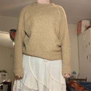 En basic stickad beige tröja från bikbok i strl M. Inte mycket använd, utan defekter. Jag säljer bara pga att jag knappt använder den. Frakt tillkommer.
