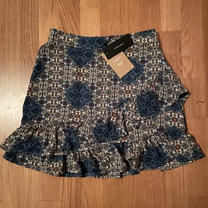 Helt ny volangkjol! - Prislapp kvar och helt oanvänd!! Från Vero Moda, men säljs inte längre. Perfekt till en solig sommardag! ☀️  Storlek M, nypris 280kr Normal i storleken  Kan hitta fler bild om så önskas, pris kan diskuteras 🥰